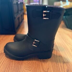 This is a pair of Tommy Hilfiger Short “Dew Moto” black rain boots